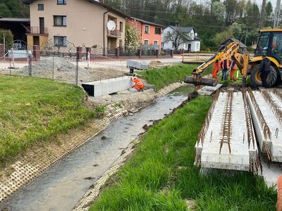 W Trzcinicy na potoku Młynówka powstaje nowy most