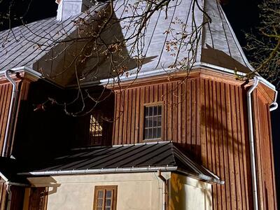 Zabytkowy kościół w Szebniach zyskał zewnętrzne oświetlenie