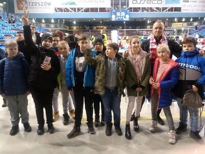Wyjazd uczniów ze Szkoły Podstawowej z Opacia i Jareniówki na mecz Asseco Resovii
