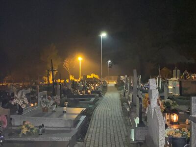 Jaśniej na cmentarzu w Szebniach
