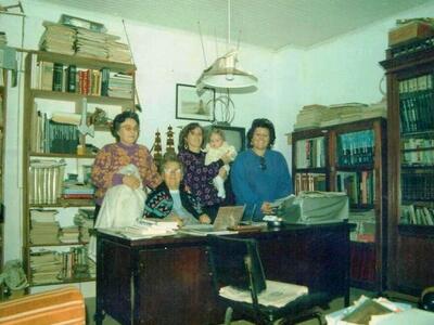 Biblioteka W. Breowicza gromadzona od 1933 r. w Brazylii na zdjęciu żona i córki poety