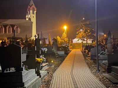 Oświetlenie solarne na cmentarzu w Szebniach